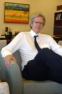 O economista Paulo Nogueira Jr. em seu escritrio na sede do FMI, em Washington
