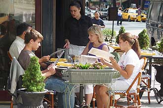 Garonete em NY explica  clientes as opes do menu. Na cidade, gorjetas variam de 10% a 20% e so importante fonte de renda