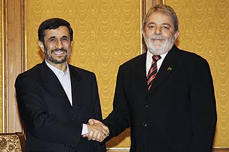 Presidentes do Irã, Mahmoud Ahmadinejad, e do Brasil, Luiz Inácio Lula da Silva, posam para fotos durante encontro na ONU, em NY