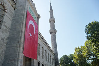 Bandeira da Repblica da Turquia pendurada em uma das entradas da Mesquita Azul, a mais famosa de Istambul