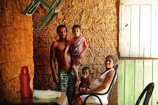 O pescador Flavio de Mesquita com mulher e filhos em Porto de Pedras (AL), um dos locais mais pobres do país; beneficiários do Bolsa Família, ainda passam fome.
