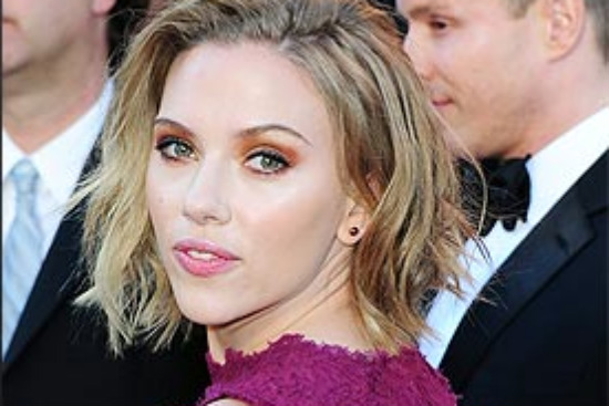 No úlitmo Oscar, Scarlett Johansson usou o lápis bege dentro do olho e o preto na raiz dos cílios