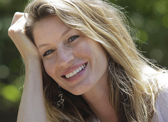 Gisele Bundchen está com as luzes mais próximas da raiz do cabelo
