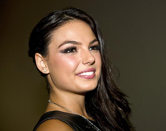 A atriz Isis Valverde tem as sobrancelhas arqueadas, esse tipo de traço é considerado sexy pelos visagistas