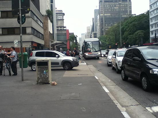 Entrada e sada de veculos atrapalham o movimento da calada na Av. Paulista