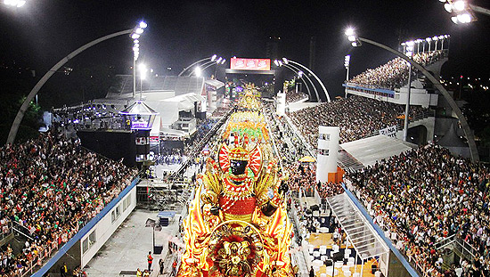 Na foto, o desfile no sambódromo do Anhembi em 2012; o evento deste ano começa nesta sexta-feira (dia 8)