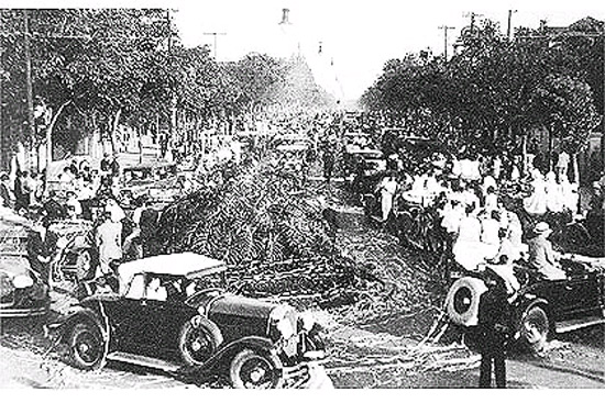 Desfile de Carnaval na avenida Paulista, em So Paulo nos anos 30 