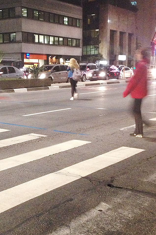 Paulistana atravessa a rua fora da faixa de pedestre