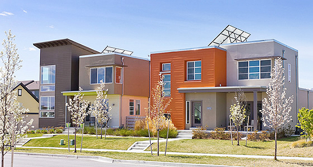 Casa com placas fotovoltaicas