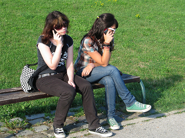 Jovens ao celular 