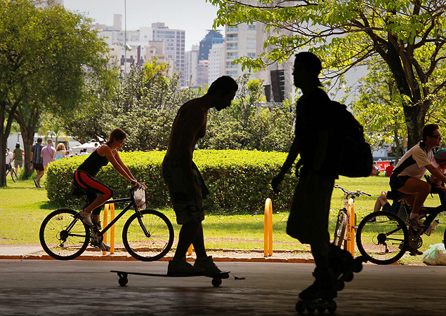 Jovens no parque do Ibirapuera