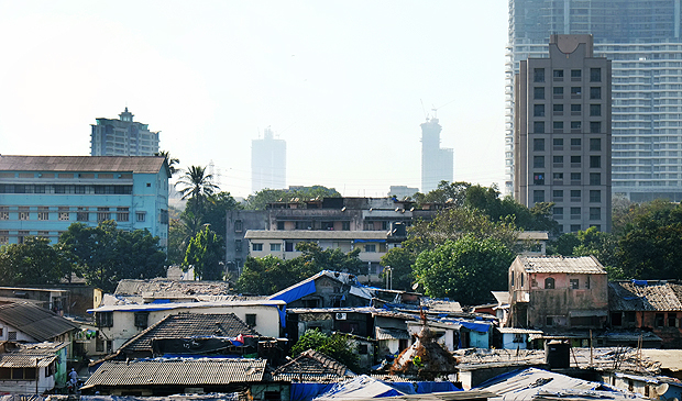 Moradias construdas na cidade de Mumbai, na ndia