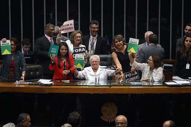 Luiza Erundina (PSOL-SP) senta-se na cadeira do presidente da Cmara, Eduardo Cunha (PMDB-RJ), em protesto contra deciso do deputado
