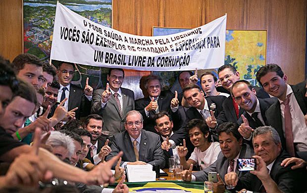 Kim Kataguiri (sentado, de branco) com Eduardo Cunha e parlamentares pr-impeachment de Dilma
