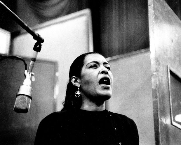 Msica: a cantora norte-americana Billie Holiday. This is an undated photo of jazz singer Billie Holiday during a recording session. (Foto: Associated Press)