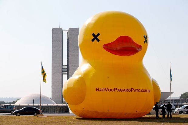 BRASILIA, DF, BRASIL, 01-10-2015, 09h00: Um pato inflvel de 12 metros de altura  visto no gramado em frente ao congresso, na esplanada dos ministrios em Braslia. O ato marca o lanamento da campanha 