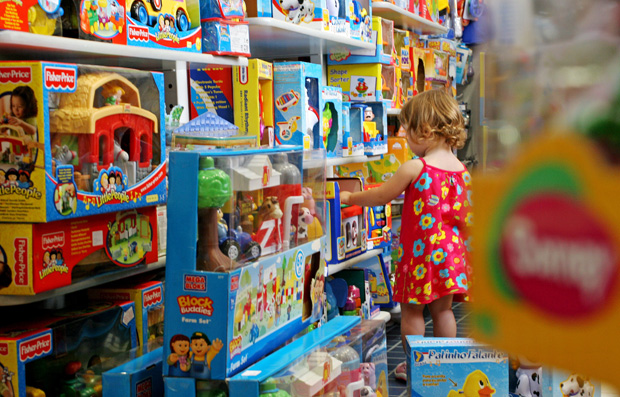 ORG XMIT: 442801_1.tif A pequena Thaina Beulke, de 1 ano, observa brinquedos na loja da PB Kids, na Avenida Rebouas, nos Jardins, em So Paulo (SP). (So Paulo (SP). 09.12.2005. Foto de Renato Stockler/Folhapress)