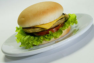 Sanduíche com hambúrguer de soja, em SP; ingrediente da dieta oriental há milênios, consumo direto do alimento é mais eficiente