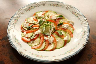 Carpaccio de tomate e abobrinhas com queijo de cabra, receita elaborada pela chef de cozinha Renata Braune, do Chef Rouge 
