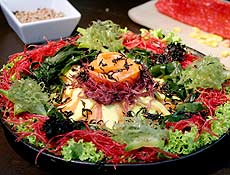 Salada tem diversos tipos de algas, abacate, beterraba, pepino e rúcula em sua receita