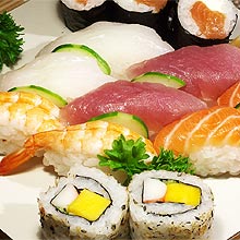 Pratos tradicionais da gastronomia japonesa são feitos à base de arroz e frutos do mar