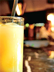 Faça o tradicional drinque "caju amigo" do bar paulistano Pandoro