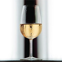A temperatura ideal para levar os vinhos doces  mesa  entre 8C e 13C