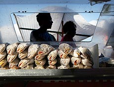 Peixes expostos na banca Hasegawa, localizada no mercado da Ceagesp, em SP