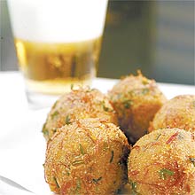Bolinhos de carne-seca com abóbora servidos no bar carioca Chico & Alaíde