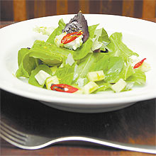 Salad with basil vinaigrette by chef Tatiana Szeles, from Boa Bistrô, in São Paulo
