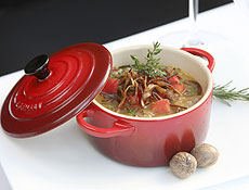 Prepare receita de sopa de noz-moscada e cebola, do restaurante Lola Bistrot, em SP