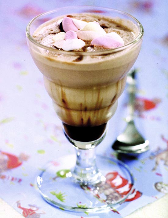 Milk-shake de chocolate com nuvens de marshmellow (foto)  uma das receitas do livro "500 Sucos & Vitaminas"