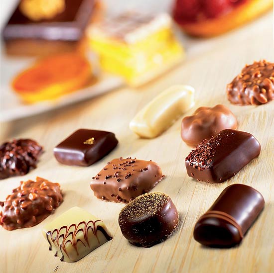 Bombons e chocolates da marca francesa Valrhona, que também oferece cafés, chás e vinhos para harmonizar