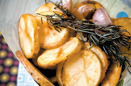 Batatas rústicas da Lanchonete da Cidade, vêm em rodelas com casca, acompanhadas com alho e alecrim