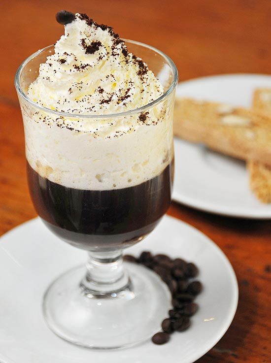 Irish coffee do Santo Grão (foto) é um dos drinques feitos pela casa para aquecer o frio inverno de São Paulo 
