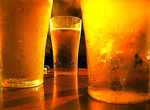 Copos de cerveja em bar de So Paulo