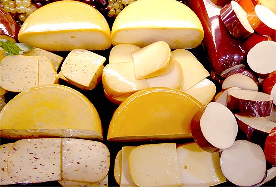 Tbua de queijos no vero precisa ser mantida refrigerada at a hora de servir