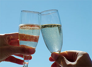 Taa inclinada favorece permanncia de bolhas do champanhe, explicam qumicos de universidade francesa