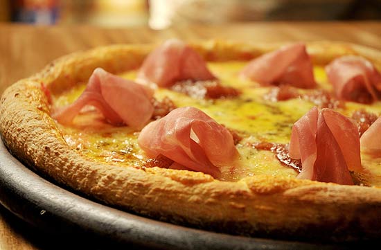 Belssima, da pizzaria Soggiorno, leva mussarela, presunto de parma, gorgonzola e geleia de figo