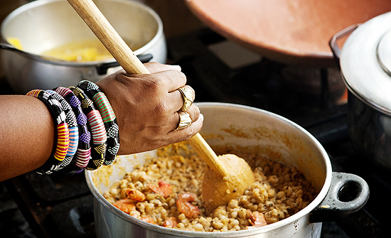 Omolocum, feito de feijão-fradinho e camarão seco, oferenda de Oxum, é preparado num terreiro de Salvador