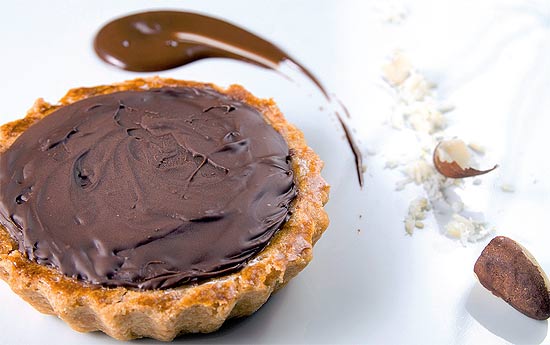 Tortas de cupuaçu e chocolate meio-amargo são fáceis de fazer e uma boa opção para a sobremesa em casa