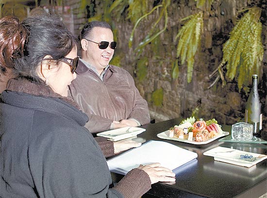 O casal Geraldo e Bernadete Fonseca lê cardápio em braile do restaurante Jam Warehouse, na zona oeste de SP