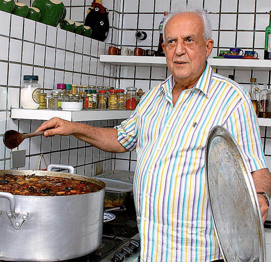 O senador Jarbas Vasconcelos ganhou fama com seu cozido, que leva banana, chuchu, quiabo, cenoura, milho, couve e vagem; entre as carnes, esto msculo, p de porco, toucinho e rabo de boi
