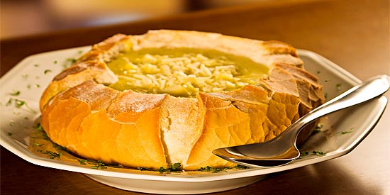Sopa de peixe mediterrânea pode ser servida dentro de um pão italiano; prepare a receita e combata o frio
