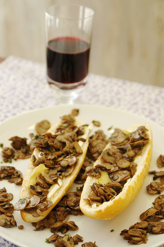 Baguete provençal do bistrô Maison de Marie leva ervas de Provence e cogumelos; receita é fácil de elaborar