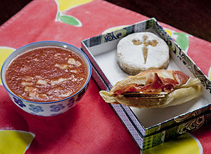 Gaspacho e sanduíche de presunto serrano e queijo manchego, da chef Marcela Tiradentes, do Adega Santiago