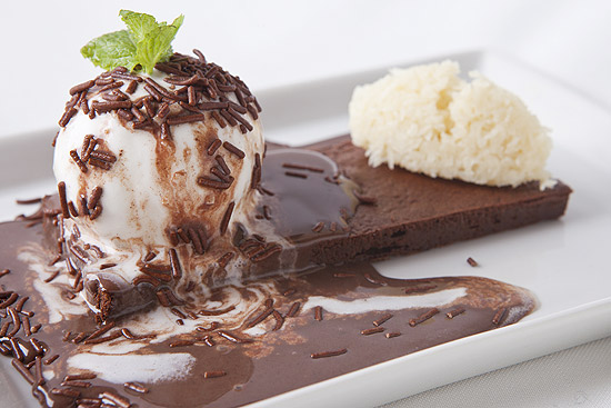 Sobremesa servida com sorvete e calda de chocolate pelo restaurante Canvas na Restaurant Week