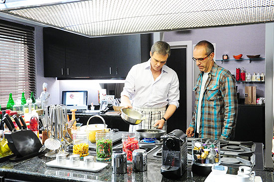 Dalton Vigh prepara uma omelete francesa sob superviso do consultor gastronmico Marcelo Scofano
