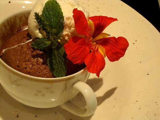 Moelleux de chocolate com sorvete  servido com flor na primavera, na Enoteca Saint VinSaint, em So Paulo