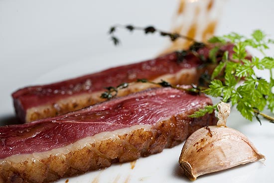 Magret de pato com água de rosas do chef Wagner Resende, do Le Marais Bistrot
